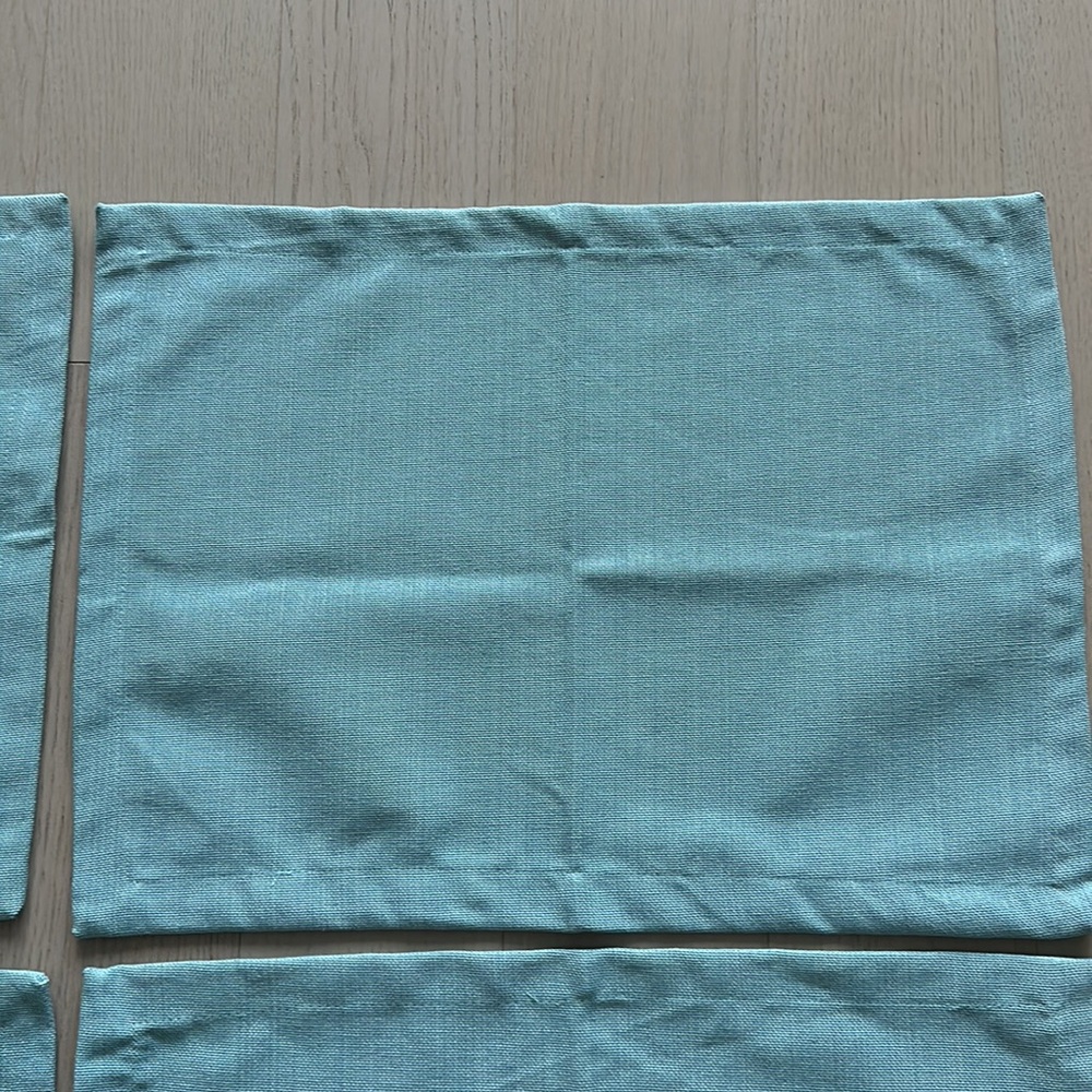 Beautiful pack of 4 blue placemats - never used - Picture 3 of 5